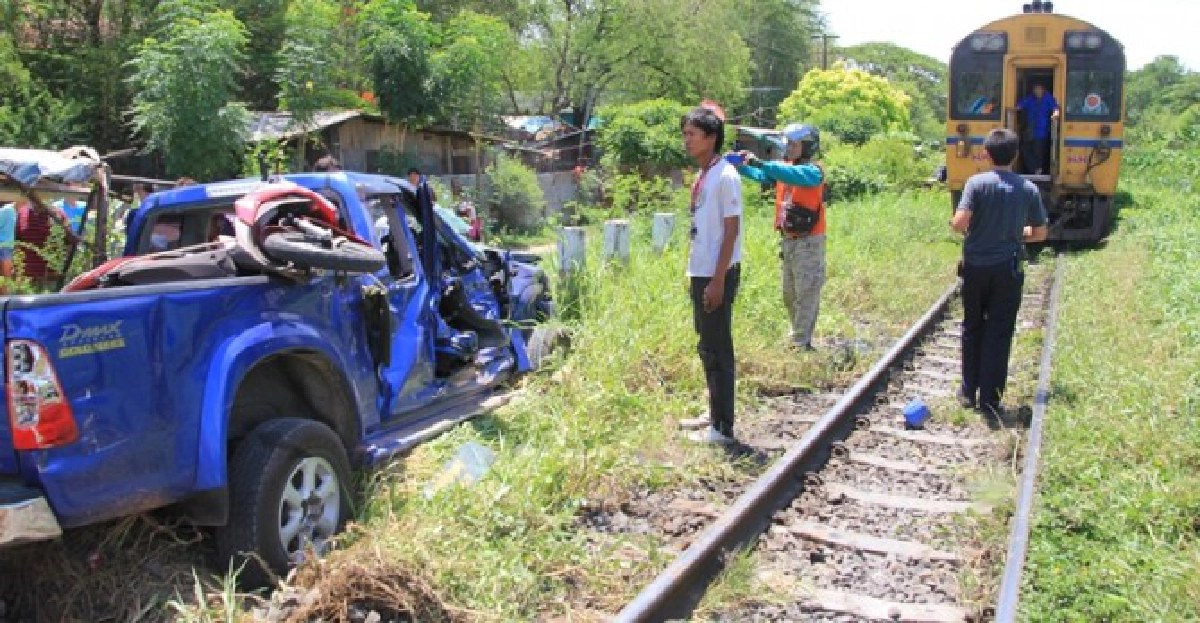 'ปิกอัพ'ดับกลางรางถูกรถไฟชนเจ็บ4