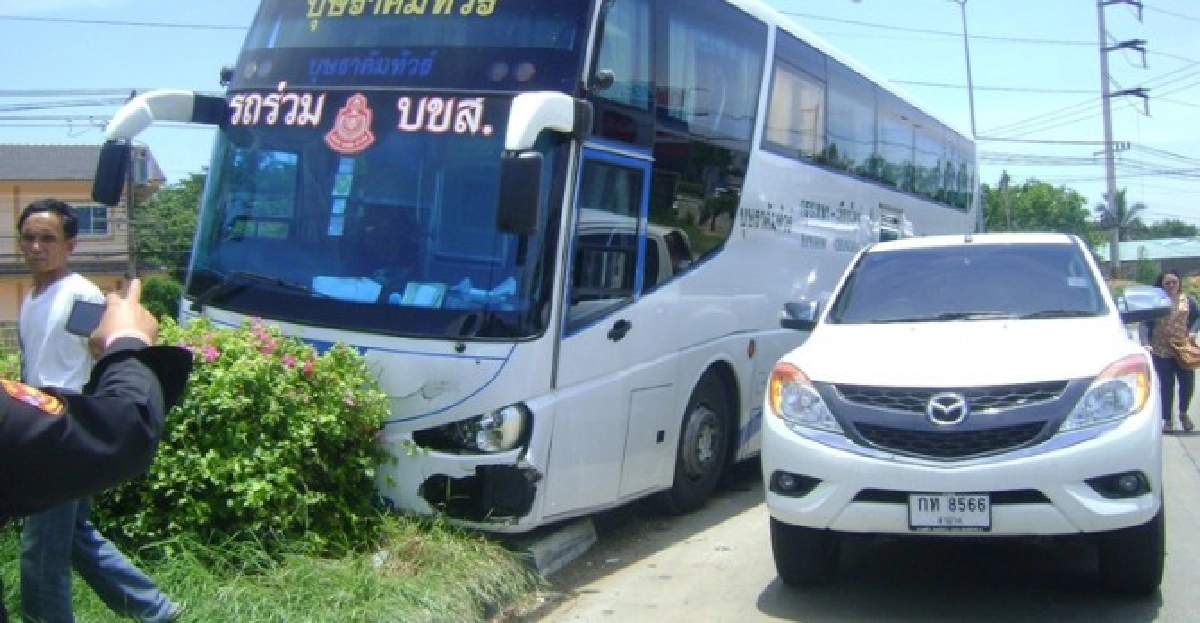 รถทัวร์ซิ่งเสยท้ายกระบะไร้เจ็บ-ตาย รถทัวร์ซิ่งเสยท้ายกระบะไร้เจ็บ-ตาย