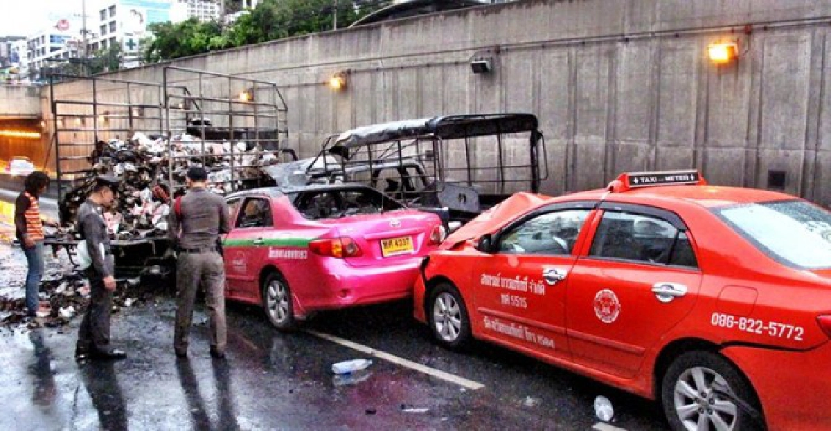รถชน5คันไฟลุกท่วมอุโมงค์ห้วยขวาง
รถชน5คันไฟลุกท่วมอุโมงค์ห้วยขวาง