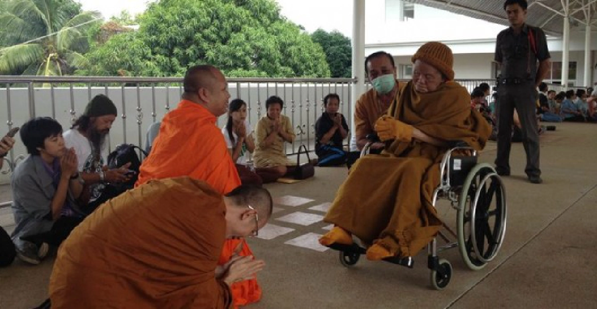 'หลวงพ่อคูณ'นั่งรถเข็นสูดอากาศ
'หลวงพ่อคูณ'นั่งรถเข็นสูดอากาศ