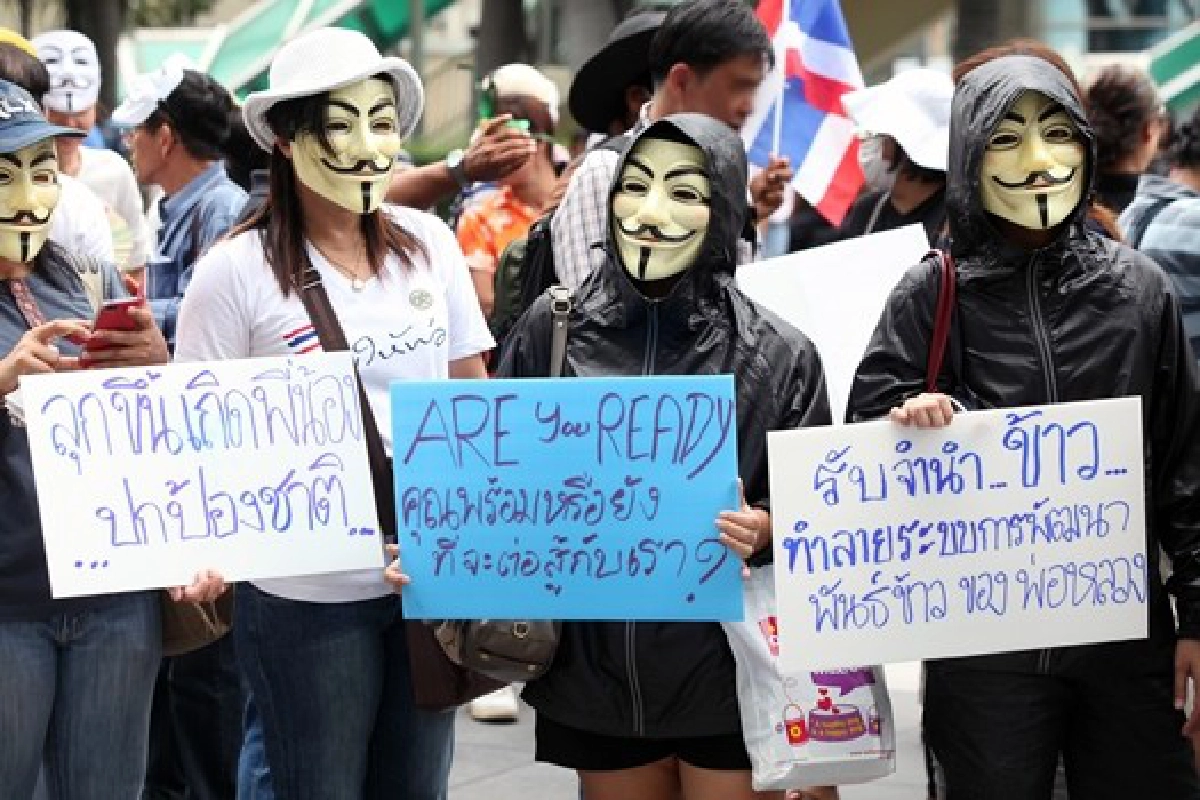 'หน้ากากขาว'รวมพลต้าน'ระบอบทักษิณ'