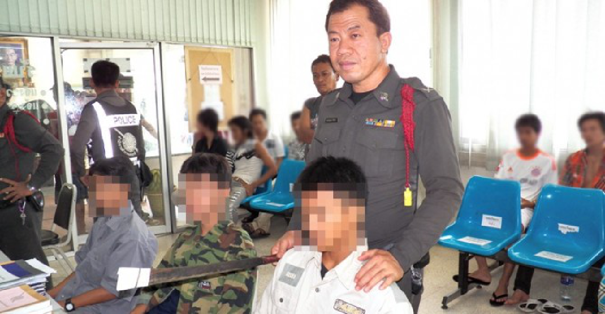 ป่วน!เปิดเรียนวันแรกอาชีวะไล่ตีกันเจ็บอื้อ! ป่วน!เปิดเรียนวันแรกอาชีวะไล่ตีกันเจ็บอื้อ!