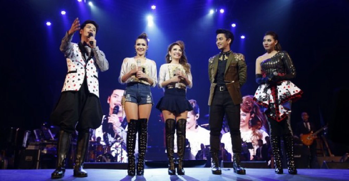 'นิว-จิ๋ว'น้ำตาไหลกลางคอนเสิร์ต
'นิว-จิ๋ว'น้ำตาไหลกลางคอนเสิร์ต
