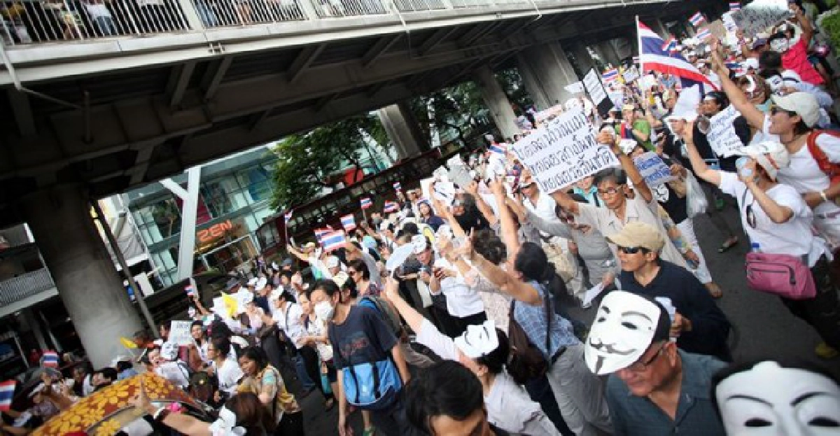 'หน้ากากขาว'รวมตัวไล่รัฐบาล
'หน้ากากขาว'รวมตัวไล่รัฐบาล