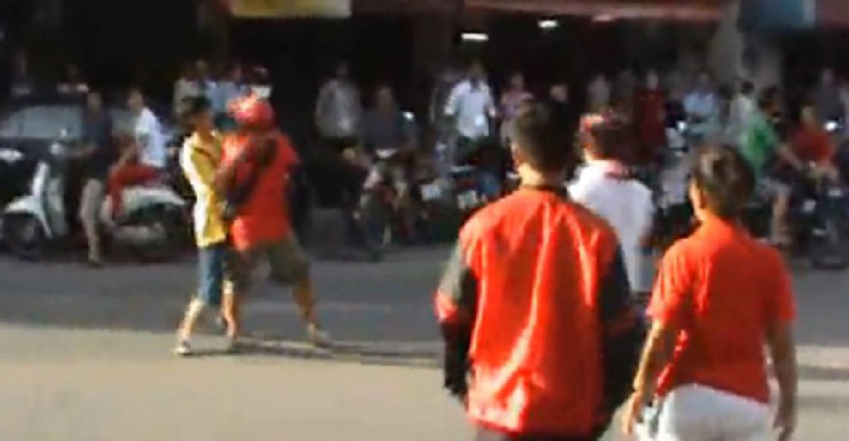 เหลืองแดงวางมวย!กลางถนนที่ลำปาง เหลืองแดงวางมวย!กลางถนนที่ลำปาง