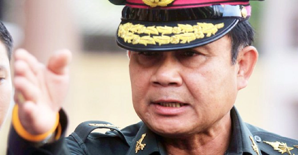 'ประยุทธ์'ยืนสงบนิ่งไว้อาลัย8ทหารใต้ 'ประยุทธ์'ยืนสงบนิ่งไว้อาลัย8ทหารใต้