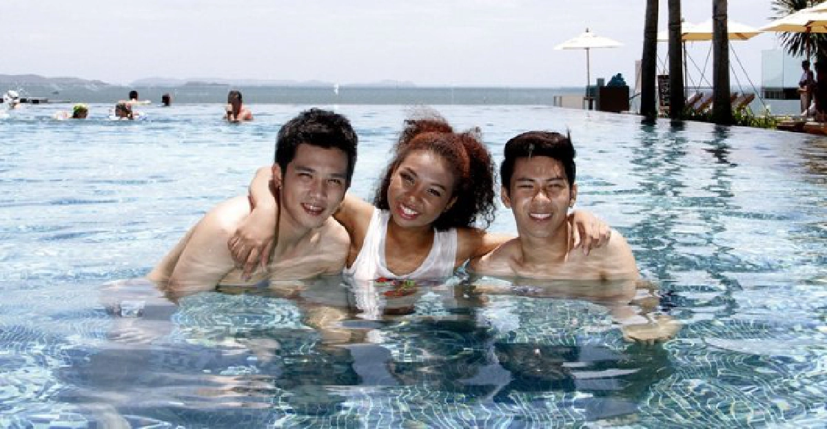 สุขสันต์ริมหาดกับ 'ตั้ม-อ้น-ดี' สุขสันต์ริมหาดกับ 'ตั้ม-อ้น-ดี'