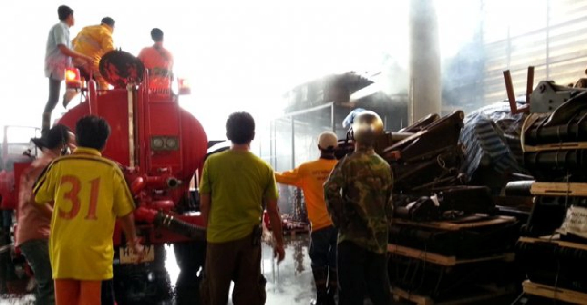 ไฟไหม้!อู่อะไหล่รถบรรทุกเสียหายนับล้าน ไฟไหม้!อู่อะไหล่รถบรรทุกเสียหายนับล้าน