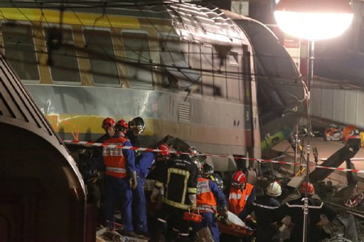รถไฟตกรางชานกรุงปารีสดับ7เจ็บอีกนับสิบราย
รถไฟตกรางชานกรุงปารีสดับ7เจ็บอีกนับสิบราย