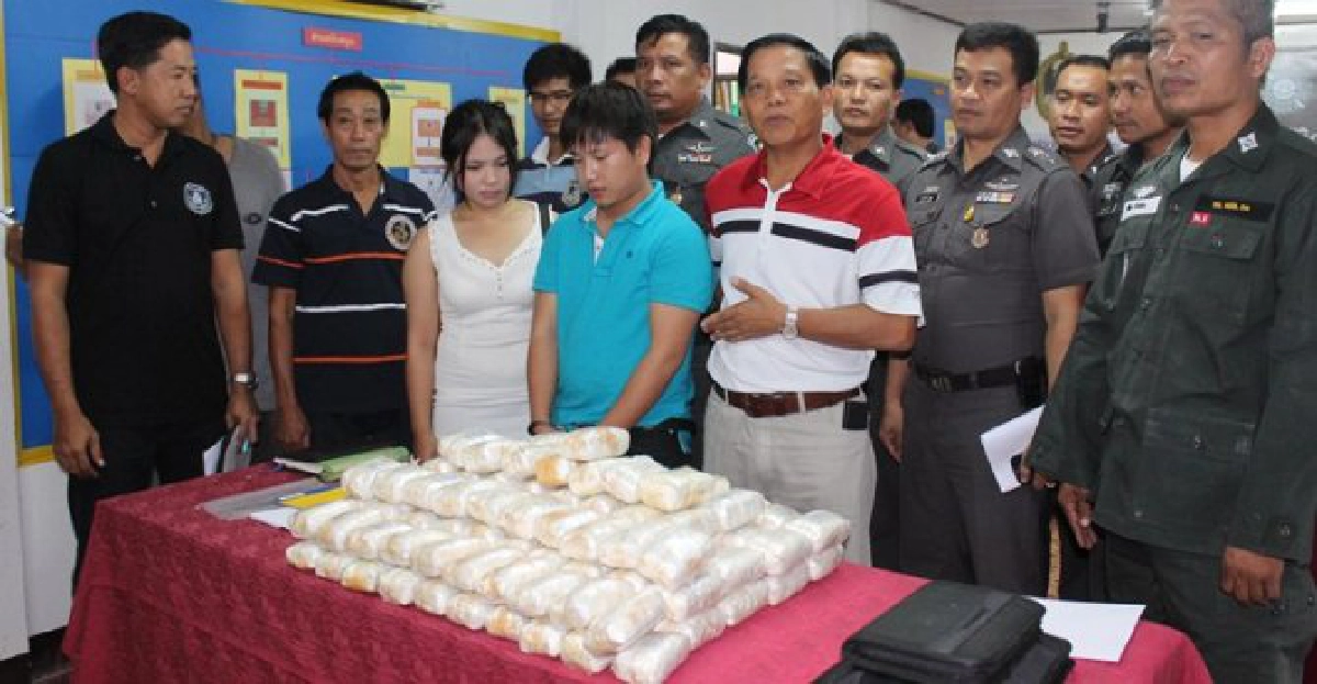 รวบหนุ่มสาวรับจ้างขนยาส่งตลาดไท2.7แสนเม็ด

