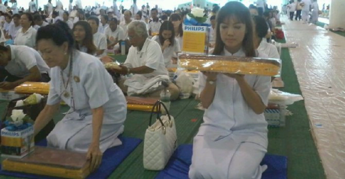 ภรรยาทำบุญถวายผ้าไตรจีวรให้พี่เป้าที่วัดพระธรรมกาย ภรรยาทำบุญถวายผ้าไตรจีวรให้พี่เป้าที่วัดพระธรรมกาย