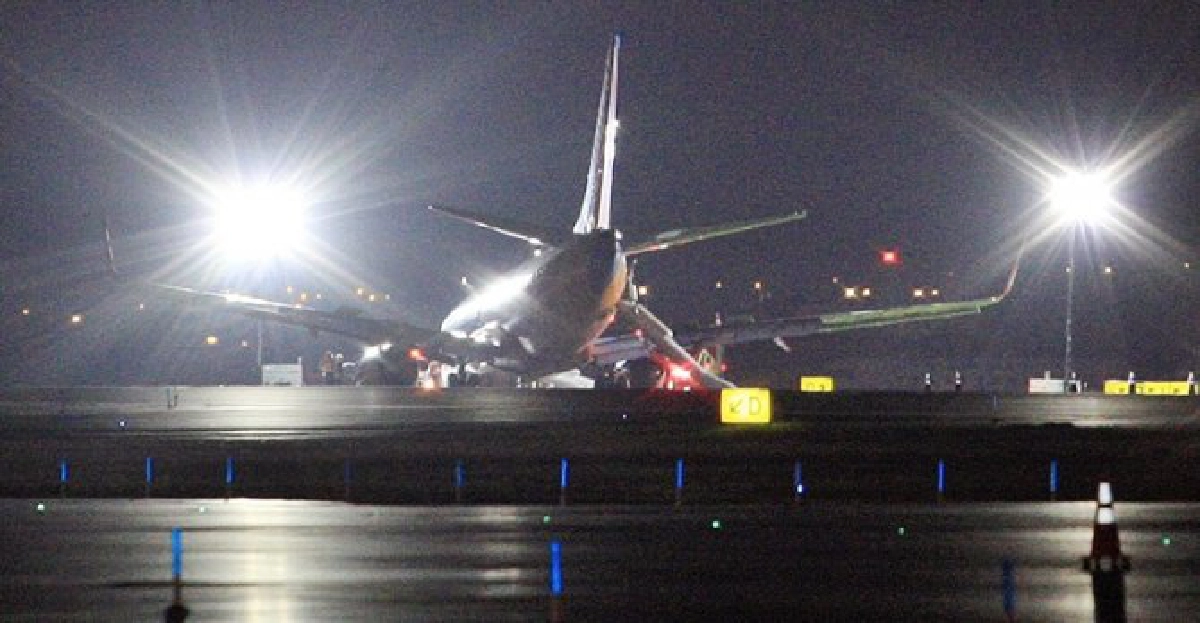 'โบอิ้ง737'ล้อพับกระแทกรันเวย์เจ็บ10