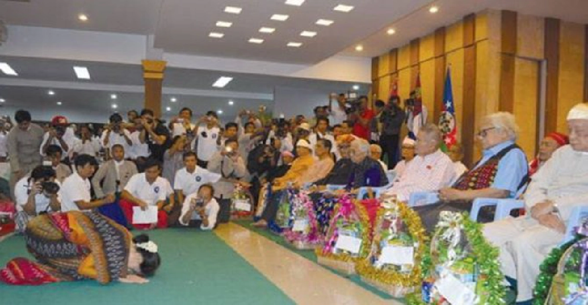 'ซูจี'กราบคารวะนักการเมืองอาวุโสพม่า 'ซูจี'กราบคารวะนักการเมืองอาวุโสพม่า