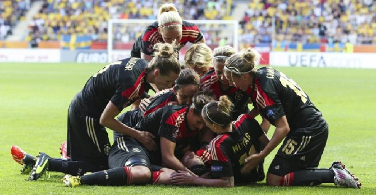 'สาวเบียร์'ดับเจ้าภาพลุ้นเจ้ายุโรป 'สาวเบียร์'ดับเจ้าภาพลุ้นเจ้ายุโรป