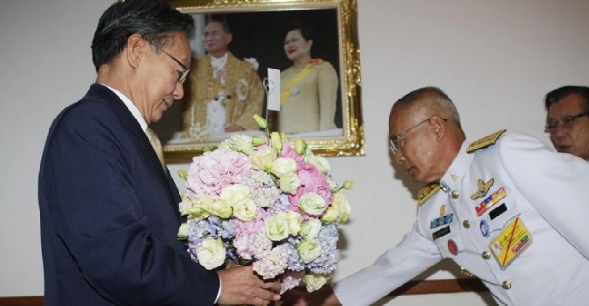 พระบรมฯพระราชทานแจกันดอกไม้'ชวน'ครบ75ปี
พระบรมฯพระราชทานแจกันดอกไม้'ชวน'ครบ75ปี