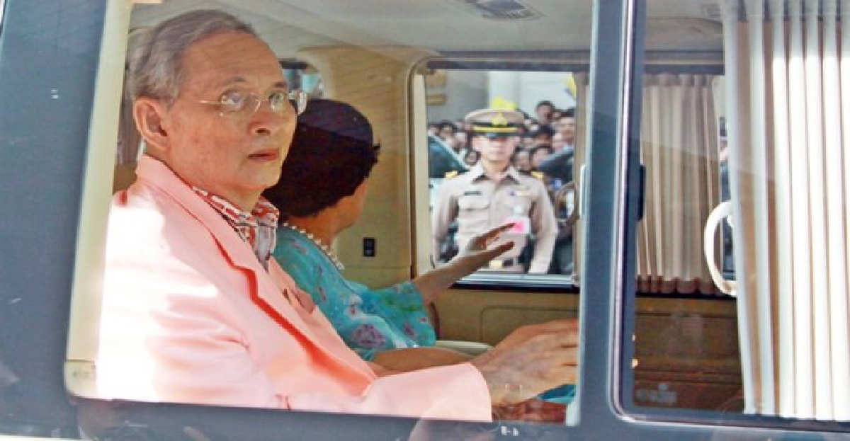 'ในหลวง-ราชินี'เสด็จฯประทับวังไกลกังวล 'ในหลวง-ราชินี'เสด็จฯประทับวังไกลกังวล
