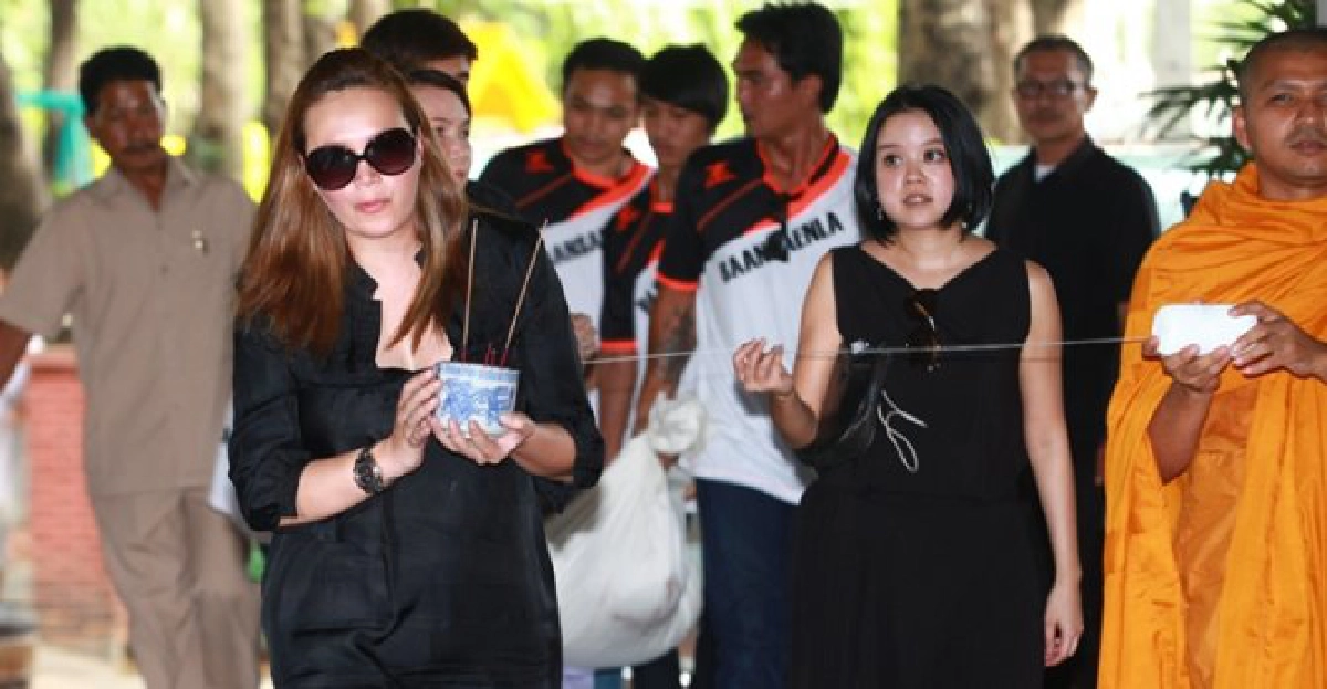 'ทาทา ยัง'ร่ำไห้!รดน้ำศพพ่อ 'ทาทา ยัง'ร่ำไห้!รดน้ำศพพ่อ