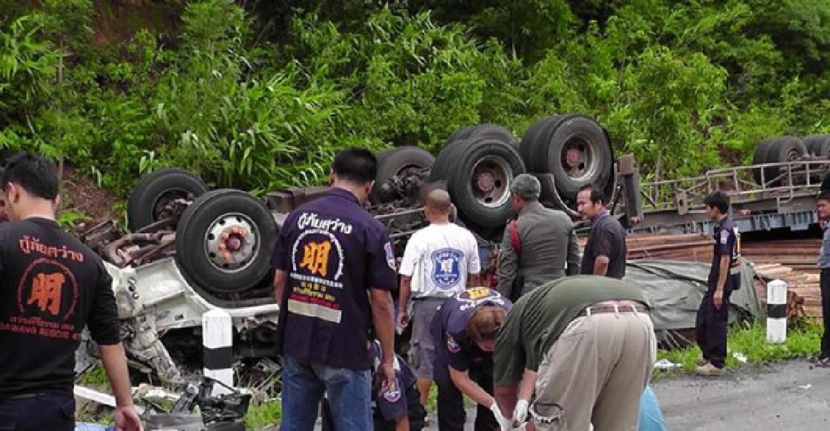 รถพ่วง22ล้อเสียหลักพลิกคว่ำคนขับดับคาที่