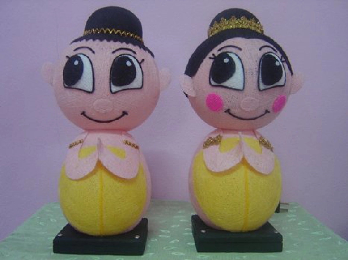 ทำมาหากิน : ถักทอด้ายไหมเป็น'โคมไฟ' ทำมาหากิน : ถักทอด้ายไหมเป็น'โคมไฟ'