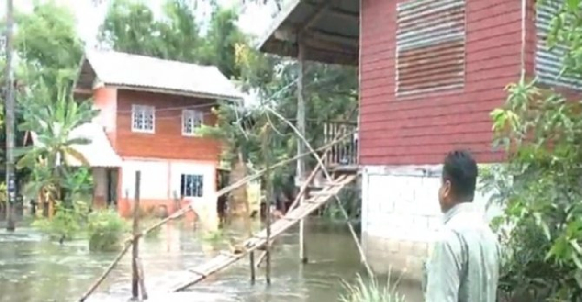 บึงกาฬแม่น้ำล้นตลิ่งท่วม200หลังคาเรือน
บึงกาฬแม่น้ำล้นตลิ่งท่วม200หลังคาเรือน