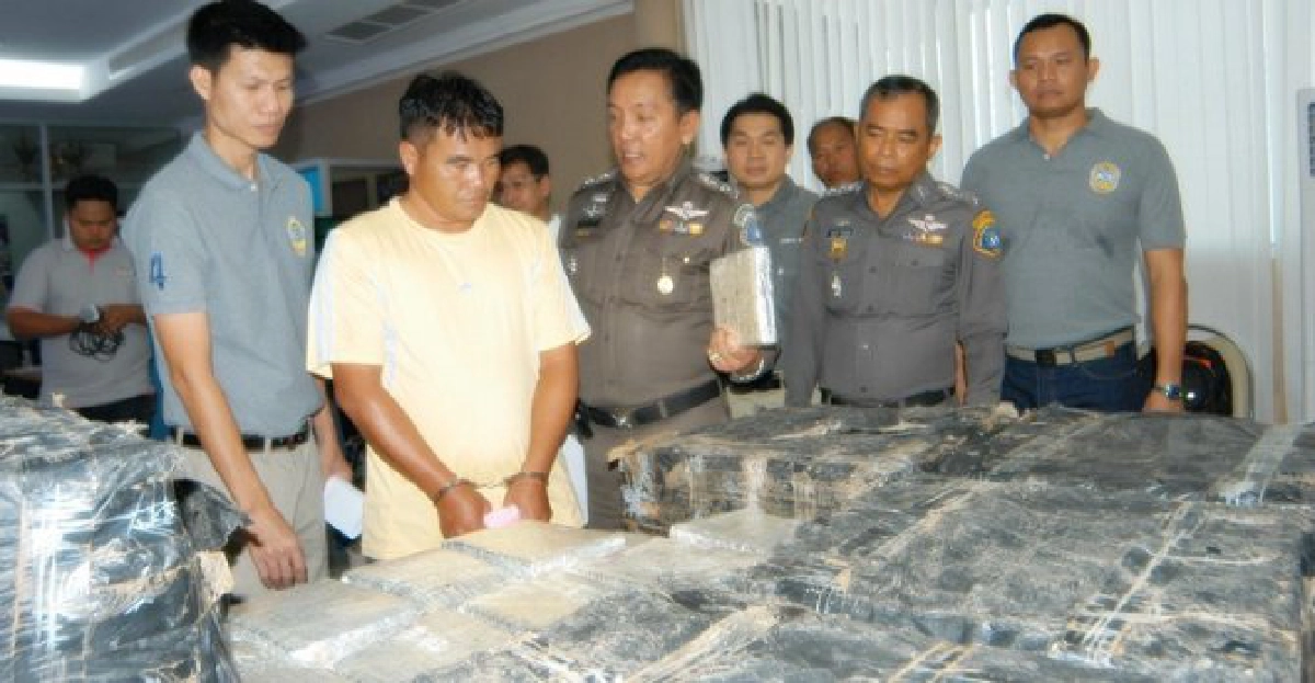 รวบ'อดีตนักมวย'ดังขนกัญชา320กก.
รวบ'อดีตนักมวย'ดังขนกัญชา320กก.