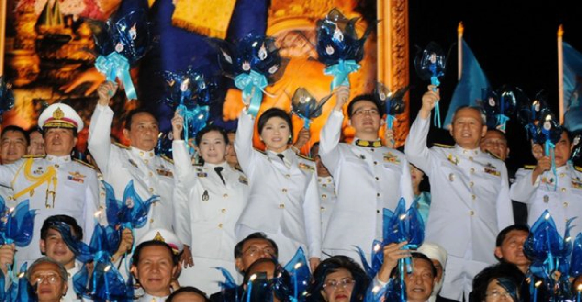 'ยิ่งลักษณ์'นำจุดเทียนชัยถวายพระพร
'ยิ่งลักษณ์'นำจุดเทียนชัยถวายพระพร