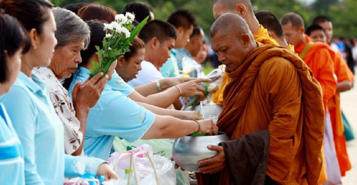 ปชช.ทั่วปท.พร้อมใจทำบุญตักบาตรวันแม่