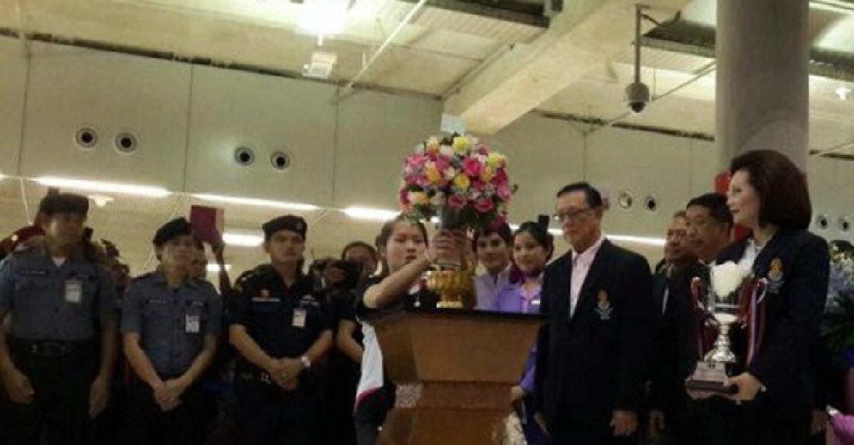 พระราชทานช่อดอกไม้'น้องเมย์' พระราชทานช่อดอกไม้'น้องเมย์'