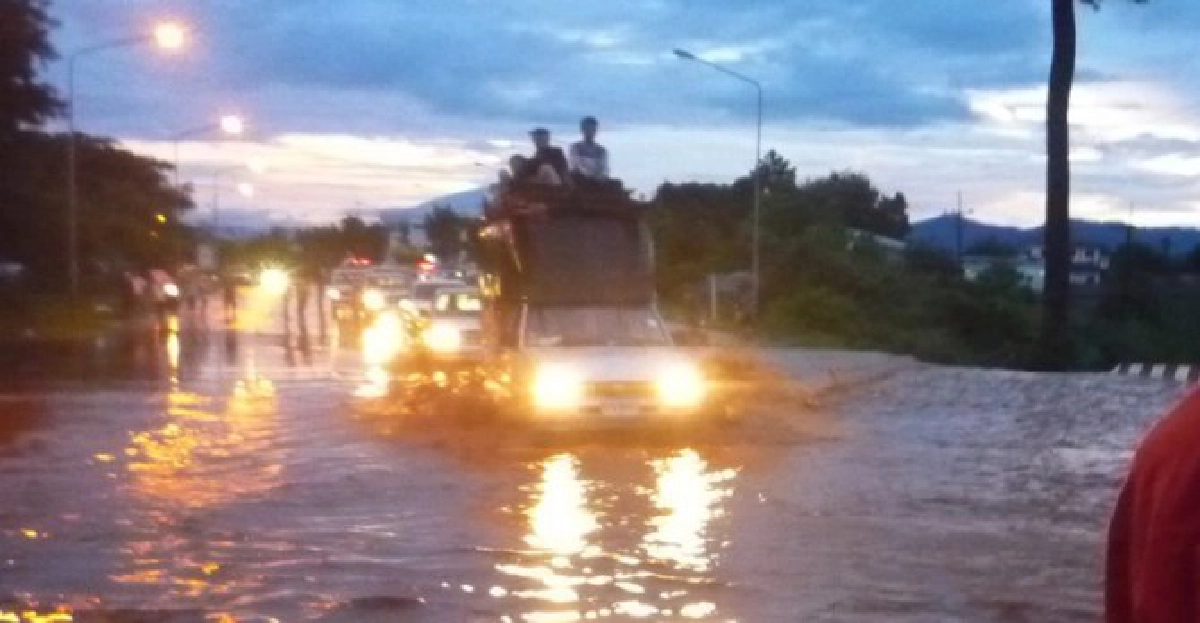 น้ำป่าไหลท่วมถนนสายพบพระ-อุ้มผาง
น้ำป่าไหลท่วมถนนสายพบพระ-อุ้มผาง