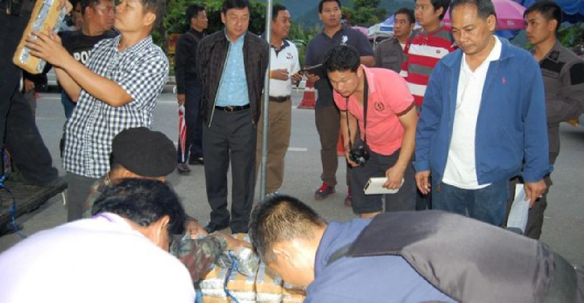 ลักลอบขน'ยาบ้า'เกือบล้านเม็ดเตรียมส่งลูกค้า
ลักลอบขน'ยาบ้า'เกือบล้านเม็ดเตรียมส่งลูกค้า