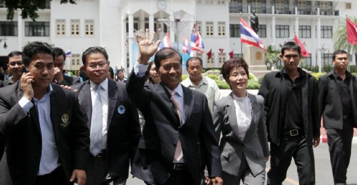 'ถาวร'ยื่นสตช.สอบ'ขวัญชัย'แต่งกายคล้ายตร.
'ถาวร'ยื่นสตช.สอบ'ขวัญชัย'แต่งกายคล้ายตร.