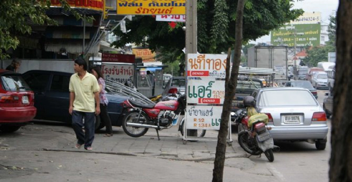 กทม.สั่งรื้อป้ายโฆษณาขวางทางเท้า กทม.สั่งรื้อป้ายโฆษณาขวางทางเท้า