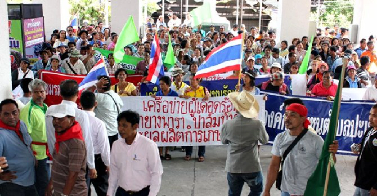 'นศ.รามฯ'บุกยื่นสอบรัฐละเมิดสิทธิม็อบยาง
'นศ.รามฯ'บุกยื่นสอบรัฐละเมิดสิทธิม็อบยาง
