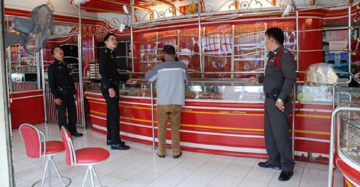 ตร.พิษณุโลกคุมเข้มร้านทองหลังเกิดเหตุถี่ ตร.พิษณุโลกคุมเข้มร้านทองหลังเกิดเหตุถี่