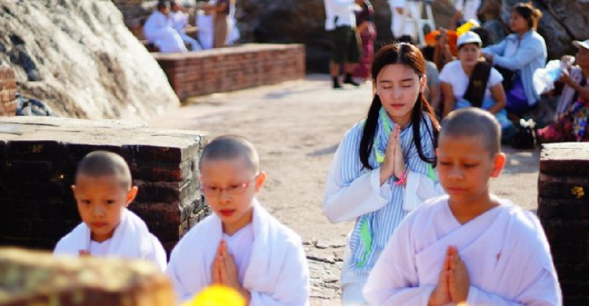 'ออม'สุดอึด!แบกแม่ชีปีนเขาคิชฌกูฏ