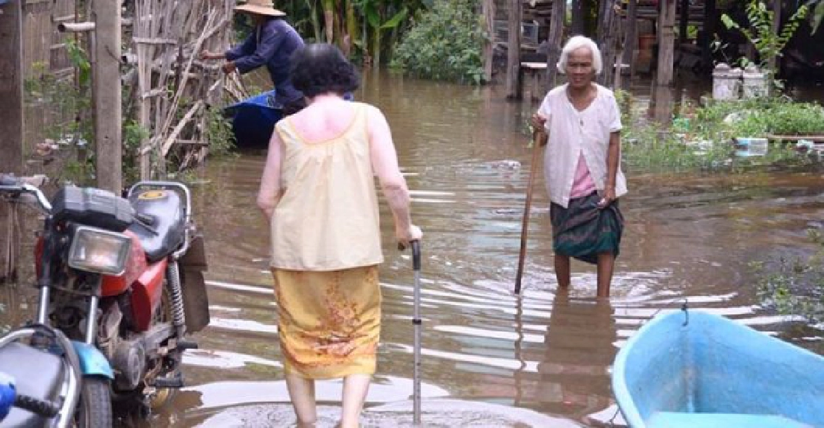 กรุงเก่าเตือนชาวบ้านขนของหนีน้ำ กรุงเก่าเตือนชาวบ้านขนของหนีน้ำ