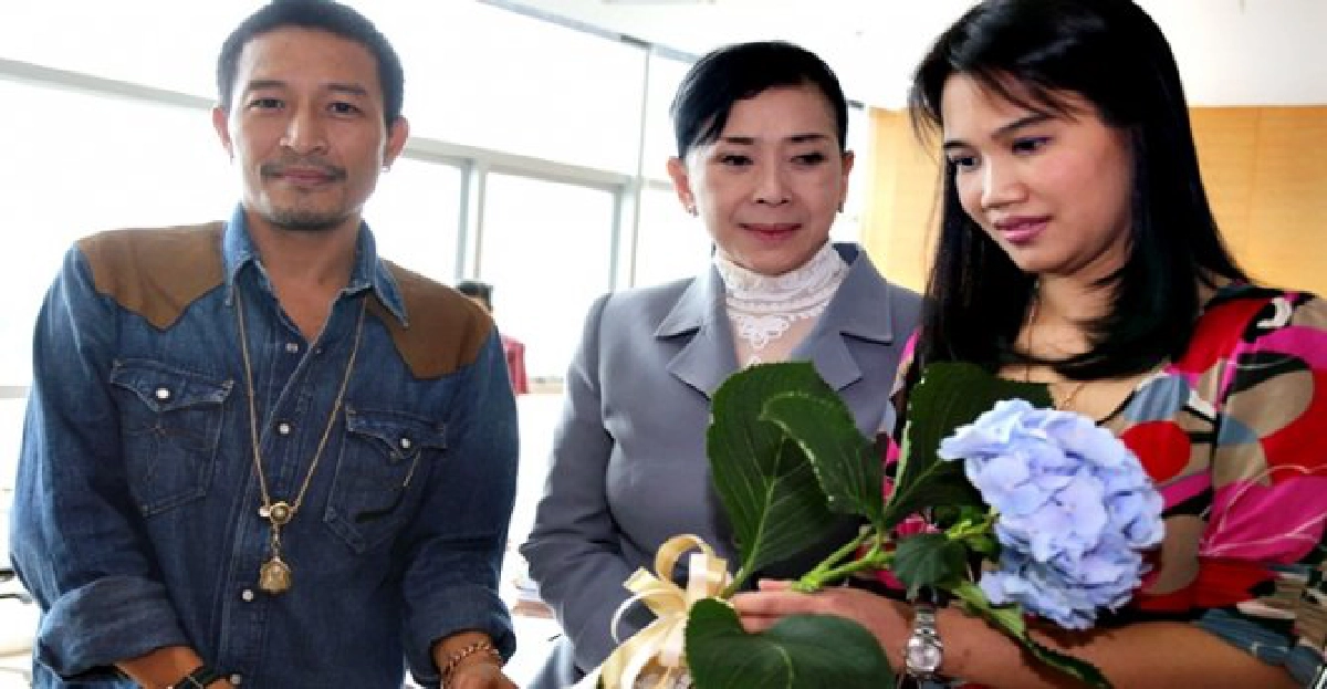 'เอ็กซ์ จักรกฤษณ์'มอบดอกไม้ง้อ'เมีย'