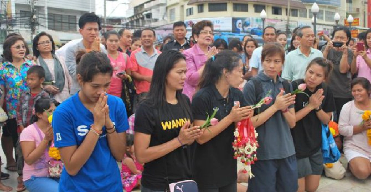 'กัปตันกิ๊ฟ'นำทีมนักตบสาวไทยไหว้ย่าโม 'กัปตันกิ๊ฟ'นำทีมนักตบสาวไทยไหว้ย่าโม