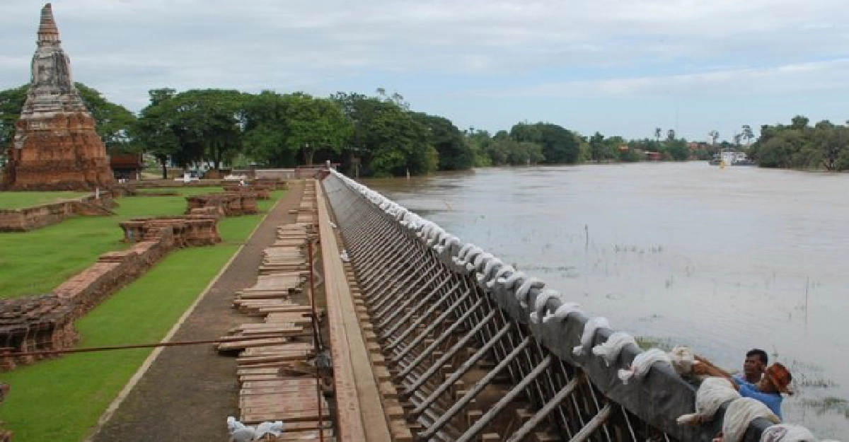 พระเทพฯพระราชทานของช่วย'น้ำท่วม' พระเทพฯพระราชทานของช่วย'น้ำท่วม'