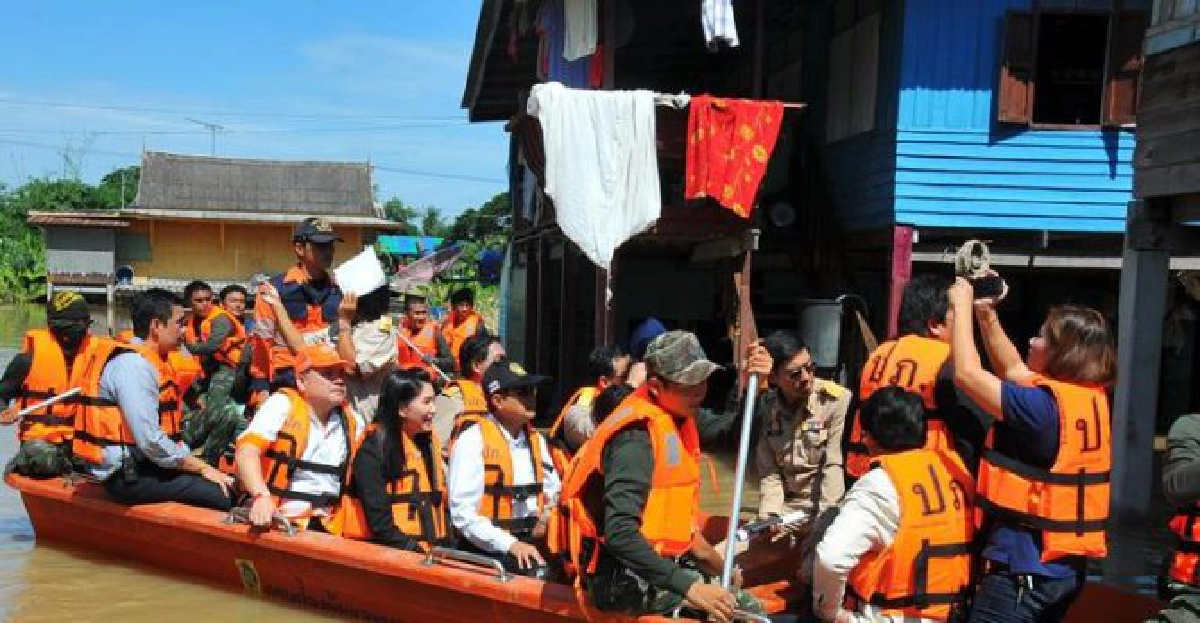 'จารุพงศ์'ลงเรือแจกถุงยังชีพที่ต.โผงเผง 'จารุพงศ์'ลงเรือแจกถุงยังชีพที่ต.โผงเผง