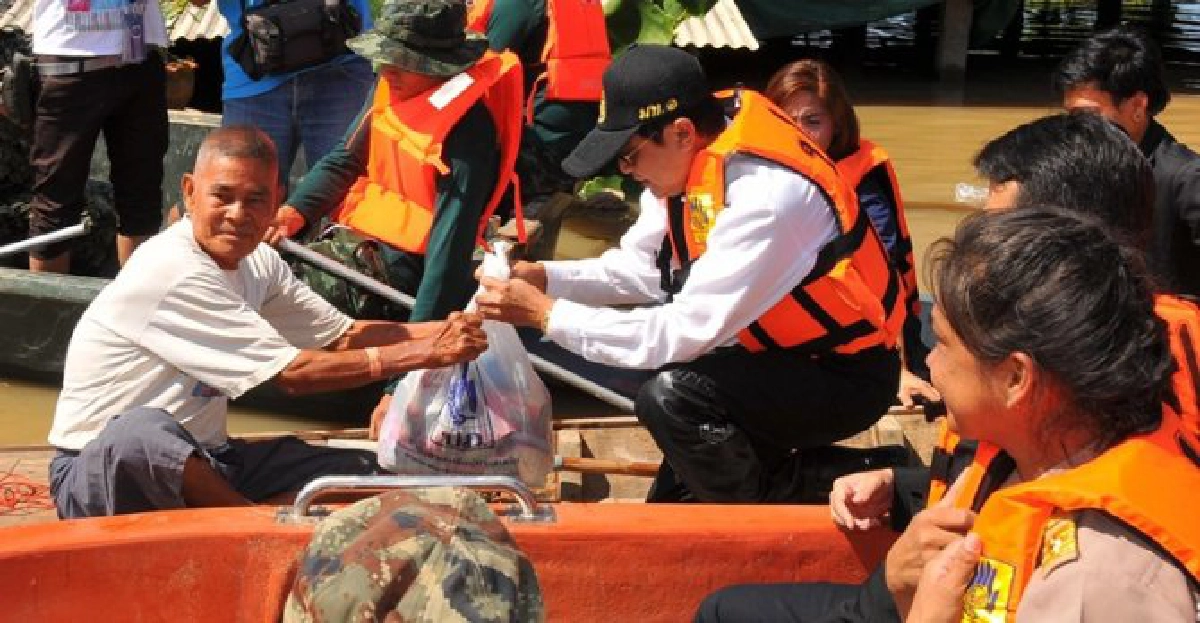 'มท.1' ลงเรือแจกถุงยังชีพผู้ประสบภัยน้ำท่วม 'มท.1' ลงเรือแจกถุงยังชีพผู้ประสบภัยน้ำท่วม
