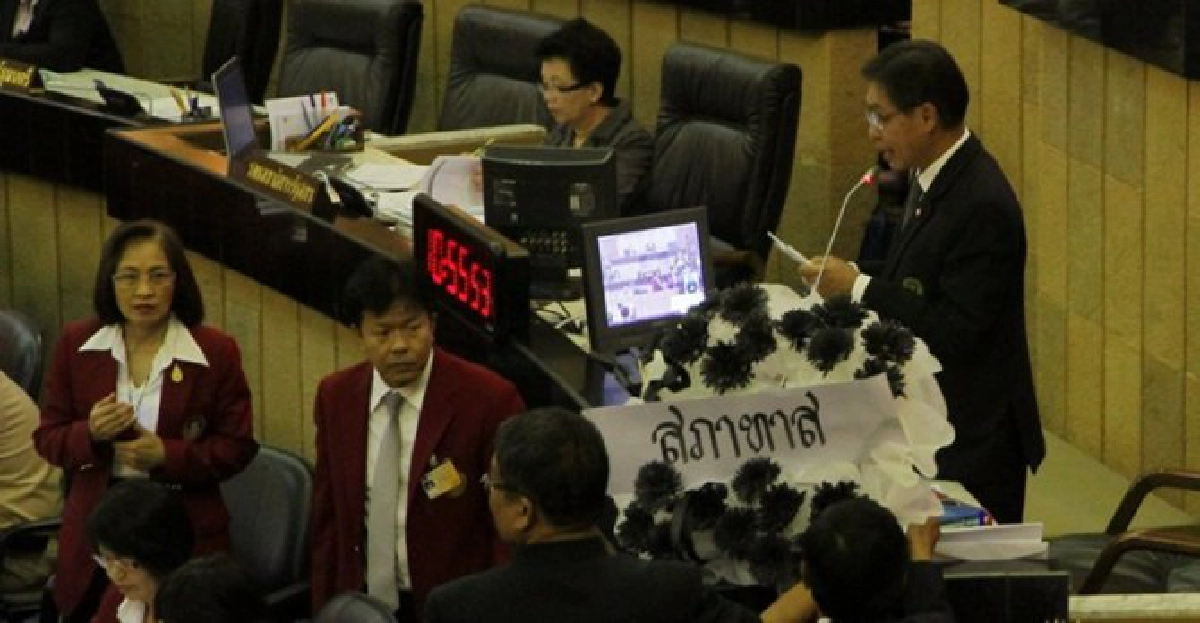 'ปชป.'แจงวางพวงหรีดหน้าบัลลังก์
