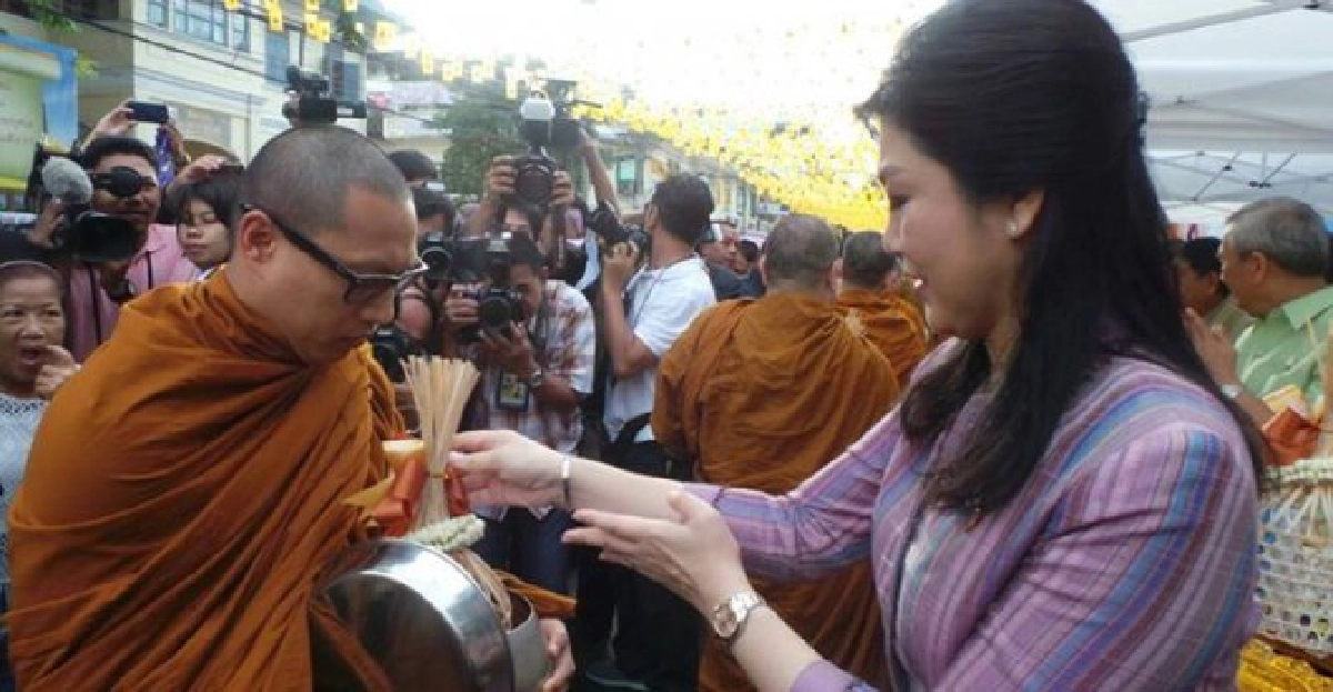 'นายกฯ'ตักบาตรพระสงฆ์200รูป