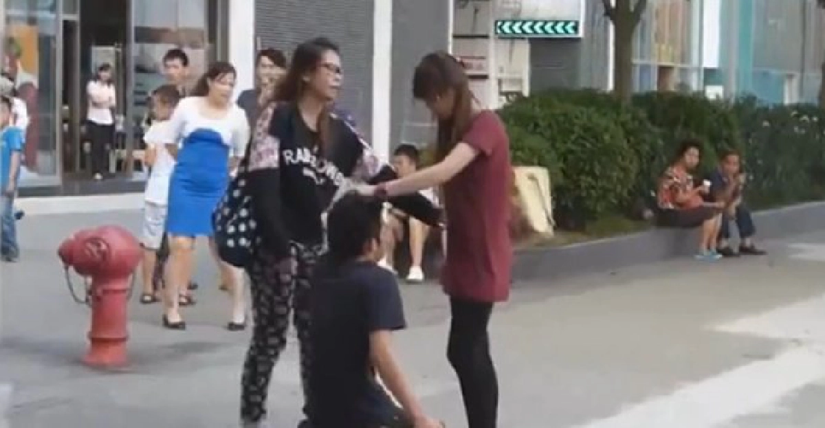 คลิป'สาวฮ่องกง'ของขึ้น!ตบ-จิก'แฟนหนุ่ม' คลิป'สาวฮ่องกง'ของขึ้น!ตบ-จิก'แฟนหนุ่ม'