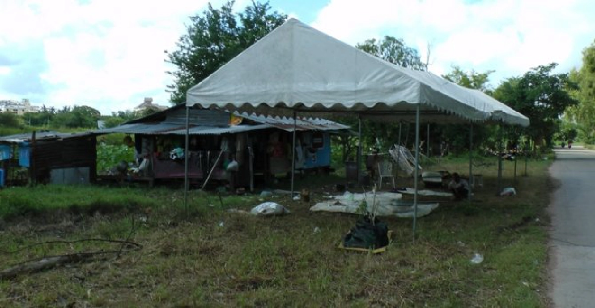 รื้อถอนบ้านรุกที่ริมบึงทุ่งสร้าง รื้อถอนบ้านรุกที่ริมบึงทุ่งสร้าง