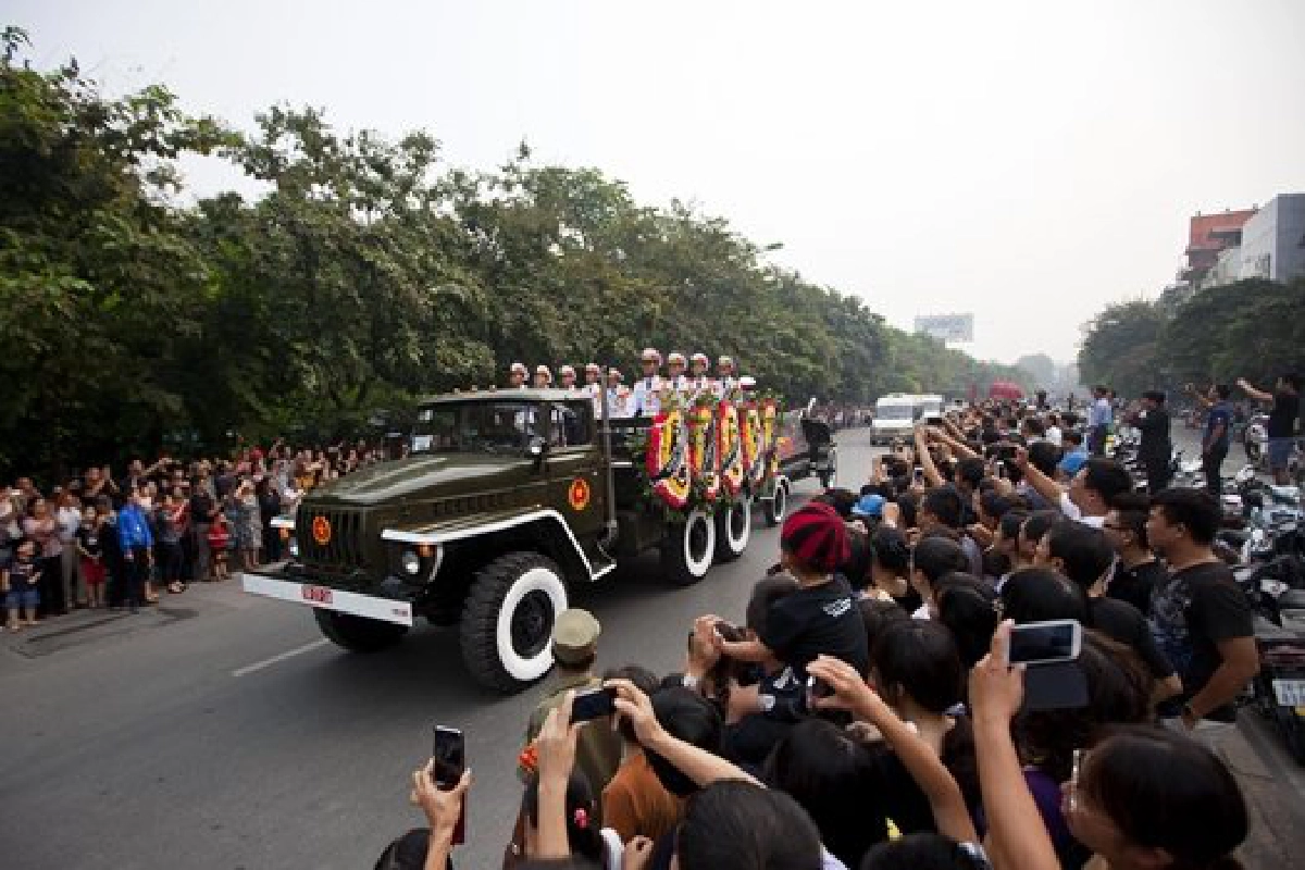 แสนคนแห่ชมขบวนศพ'วีรบุรุษ'เวียดนาม แสนคนแห่ชมขบวนศพ'วีรบุรุษ'เวียดนาม