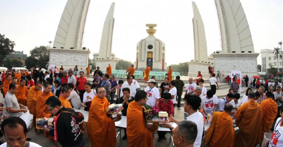 รำลึก!'14ตุลา'ปชช.ร่วมใส่บาตร รำลึก!'14ตุลา'ปชช.ร่วมใส่บาตร