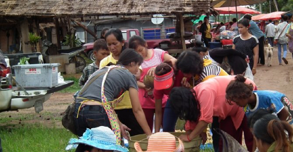 'เขมร'แห่ซื้อสินค้าช่องสะงำคึกคัก 'เขมร'แห่ซื้อสินค้าช่องสะงำคึกคัก