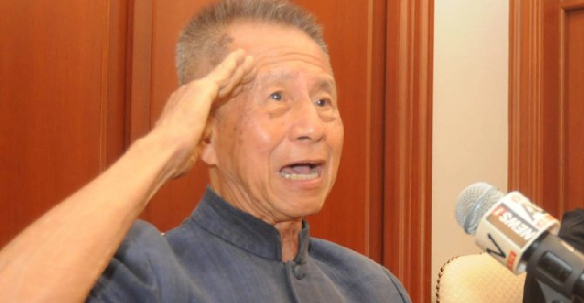 'จำลอง'นำม็อบยื่นถวายฎีกาตั้งสภาปชช. 'จำลอง'นำม็อบยื่นถวายฎีกาตั้งสภาปชช.