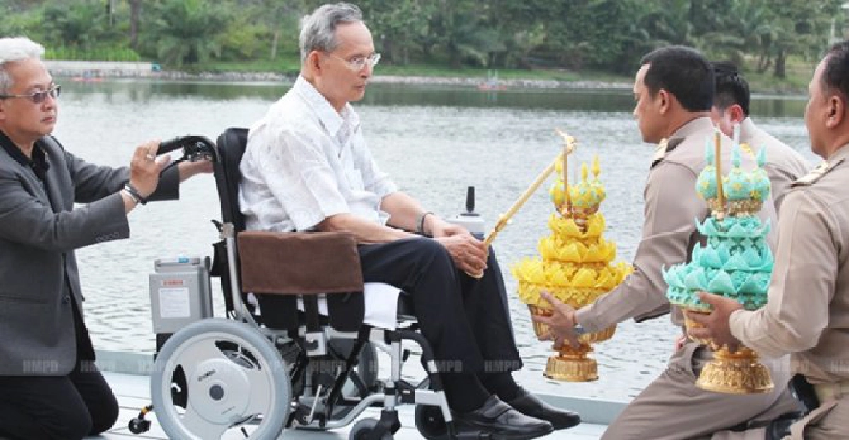 'ในหลวง'ทรงลอยพระประทีปที่วังไกลกังวล
'ในหลวง'ทรงลอยพระประทีปที่วังไกลกังวล